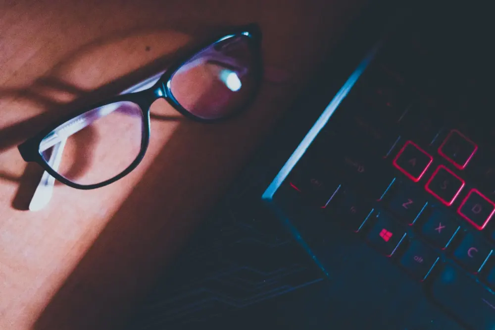 Kacamata untuk Pengguna Laptop Sepanjang Hari
