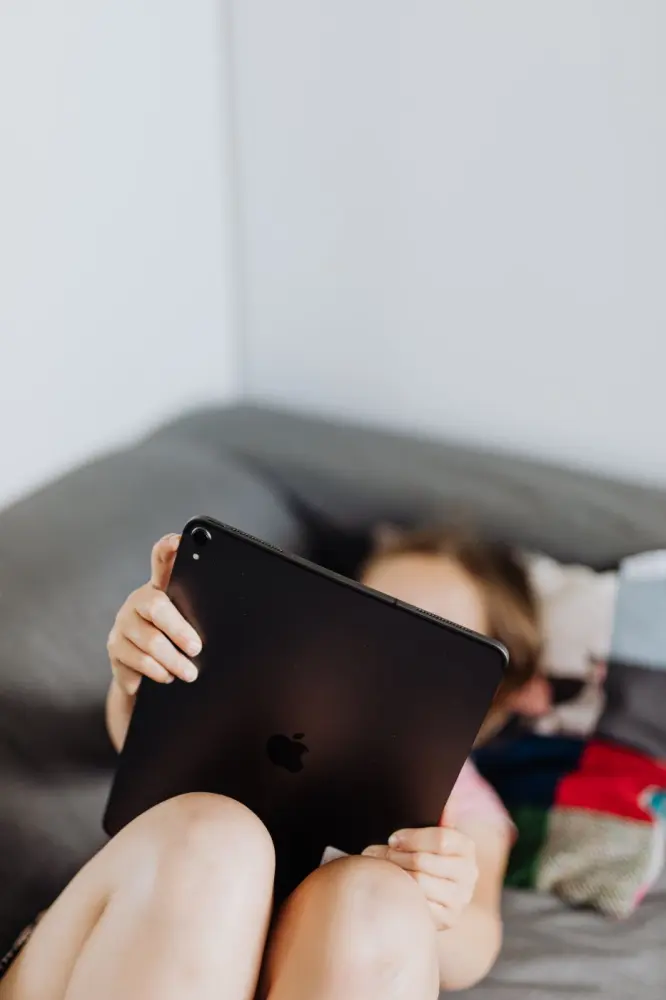 Apakah Screen Time Benar-Benar Merusak Mata Anak?