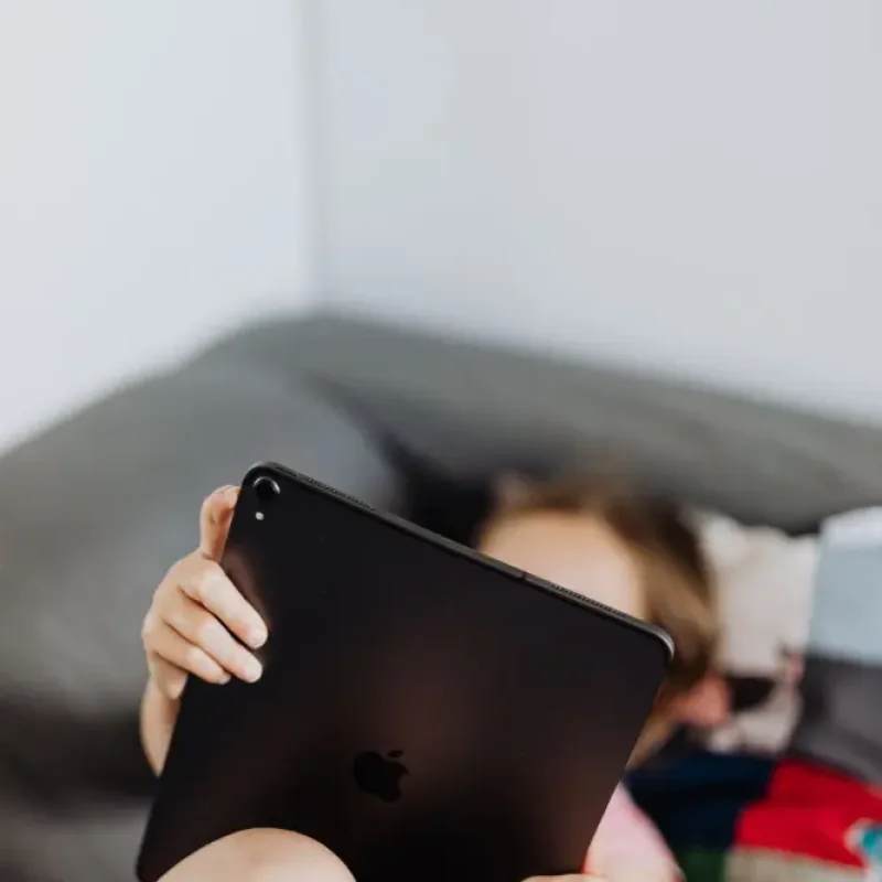 Apakah Screen Time Benar-Benar Merusak Mata Anak?