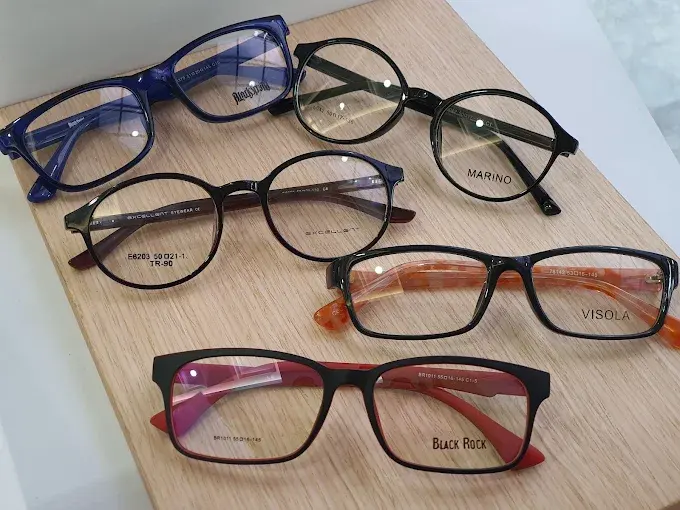 Frame Kacamata Wanita 2026: Elegan, Profesional & Kasual