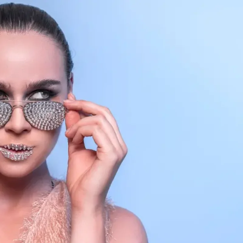 Frame Kacamata untuk Wajah Hati & Diamond