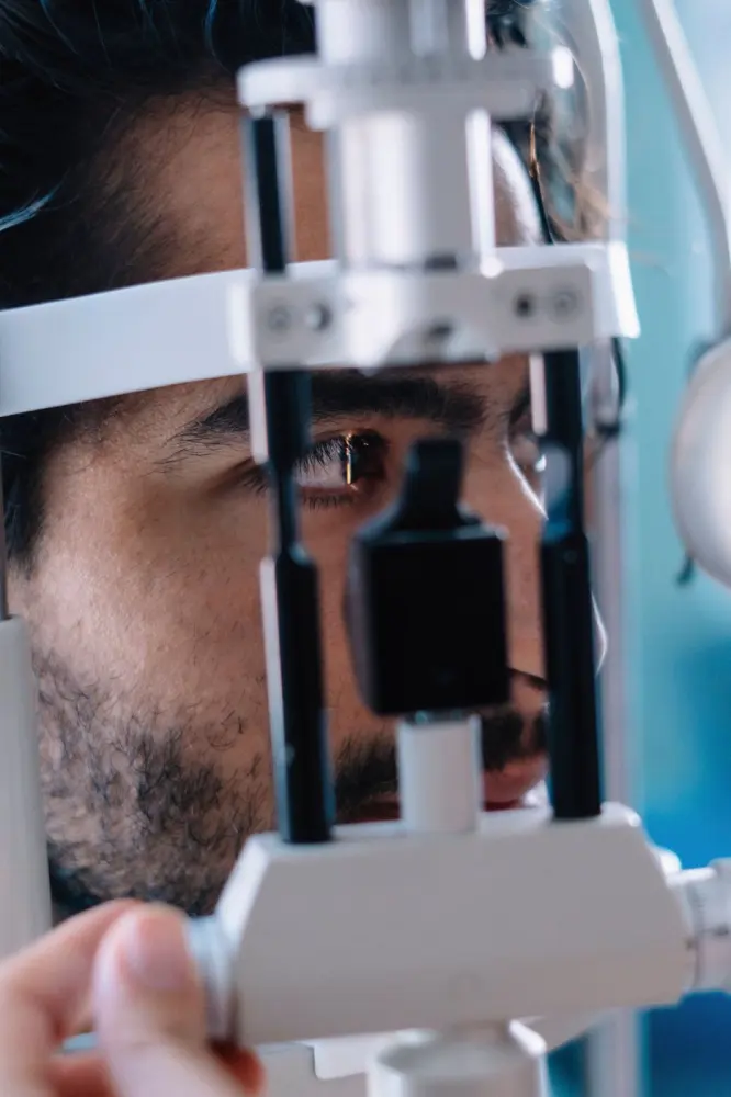 Kacamata vs LASIK: Mana yang Lebih Baik untuk Anda?