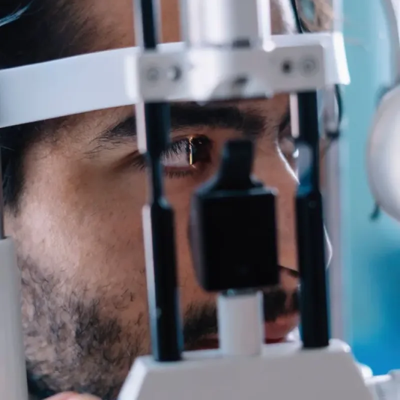 Kacamata vs LASIK: Mana yang Lebih Baik untuk Anda?