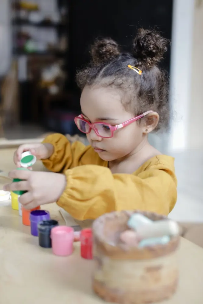 Lensa untuk Anak: Apakah Perlu Anti Gores & UV Protection?
