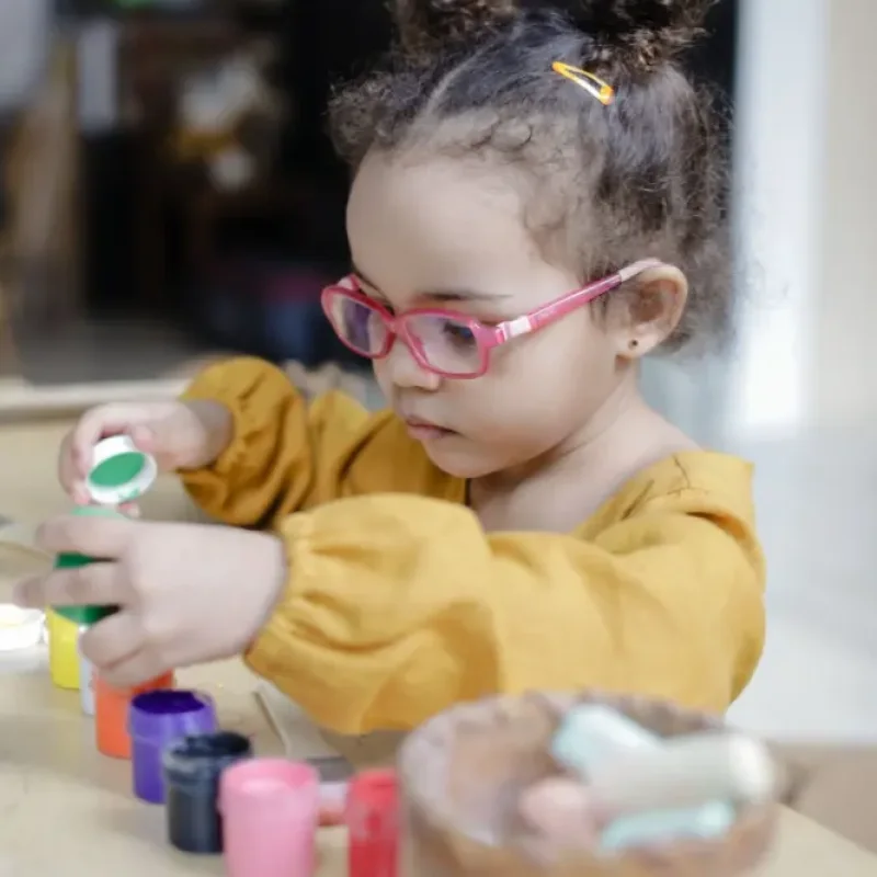 Lensa untuk Anak: Apakah Perlu Anti Gores & UV Protection?