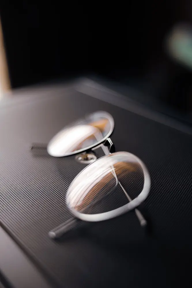 Perbandingan Lensa Essilor vs Hoya vs Zeiss vs Lokal