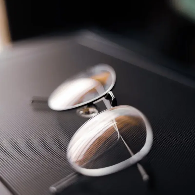 Perbandingan Lensa Essilor vs Hoya vs Zeiss vs Lokal