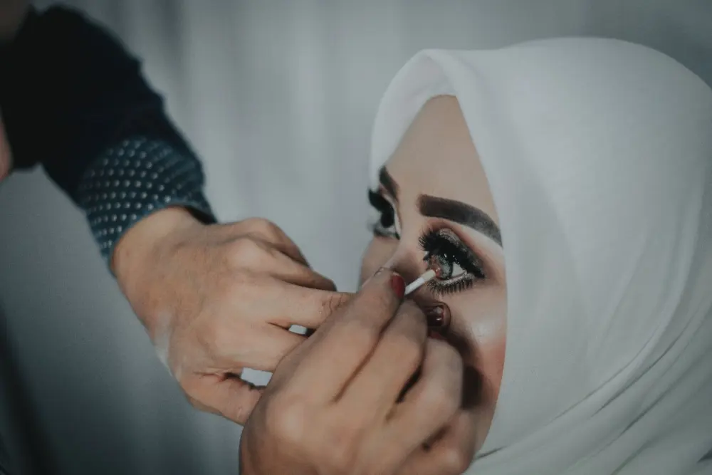 Apakah Softlens Lebih Aman dari Kacamata? Kelebihan & Risikonya