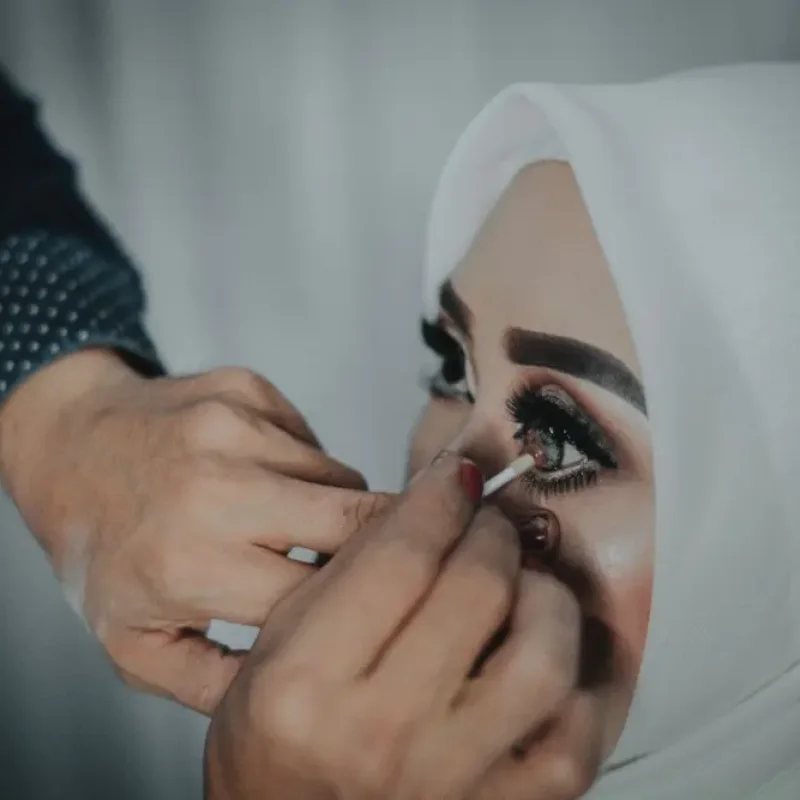 Apakah Softlens Lebih Aman dari Kacamata? Kelebihan & Risikonya
